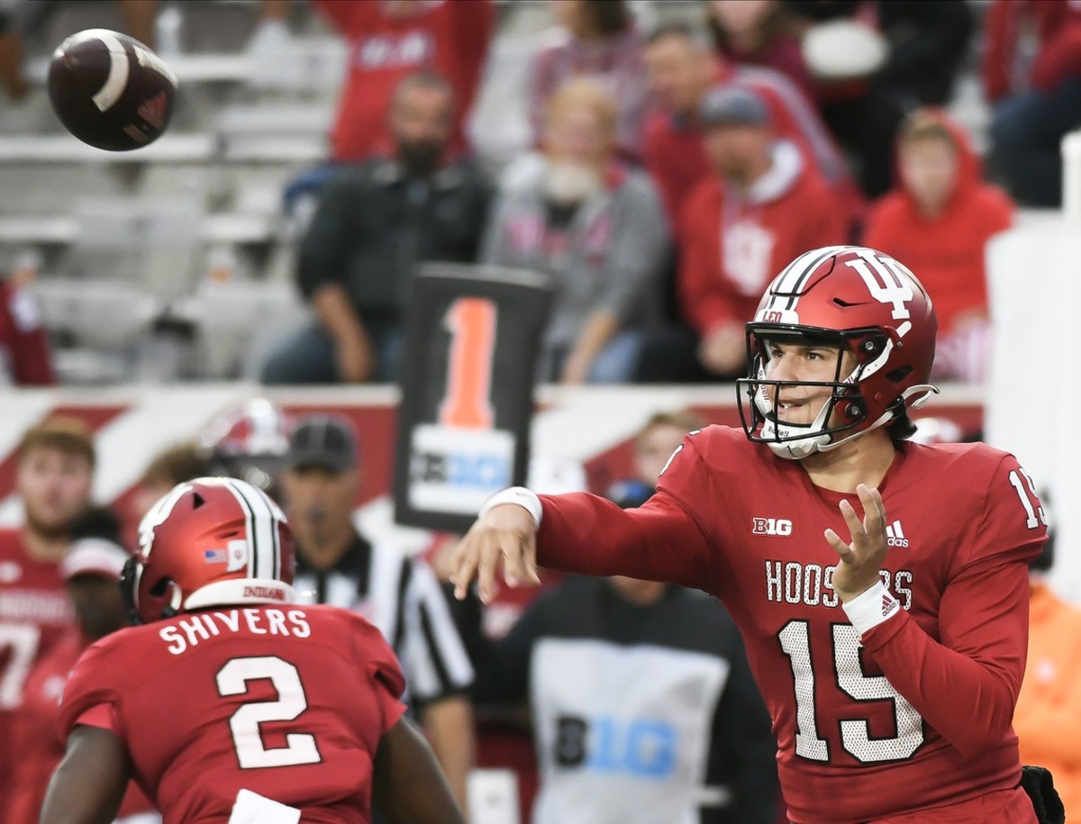 Indiana Hoosiers quarterback Brendan Sorsby (15) throws a pass during the second half at Memorial Stadium