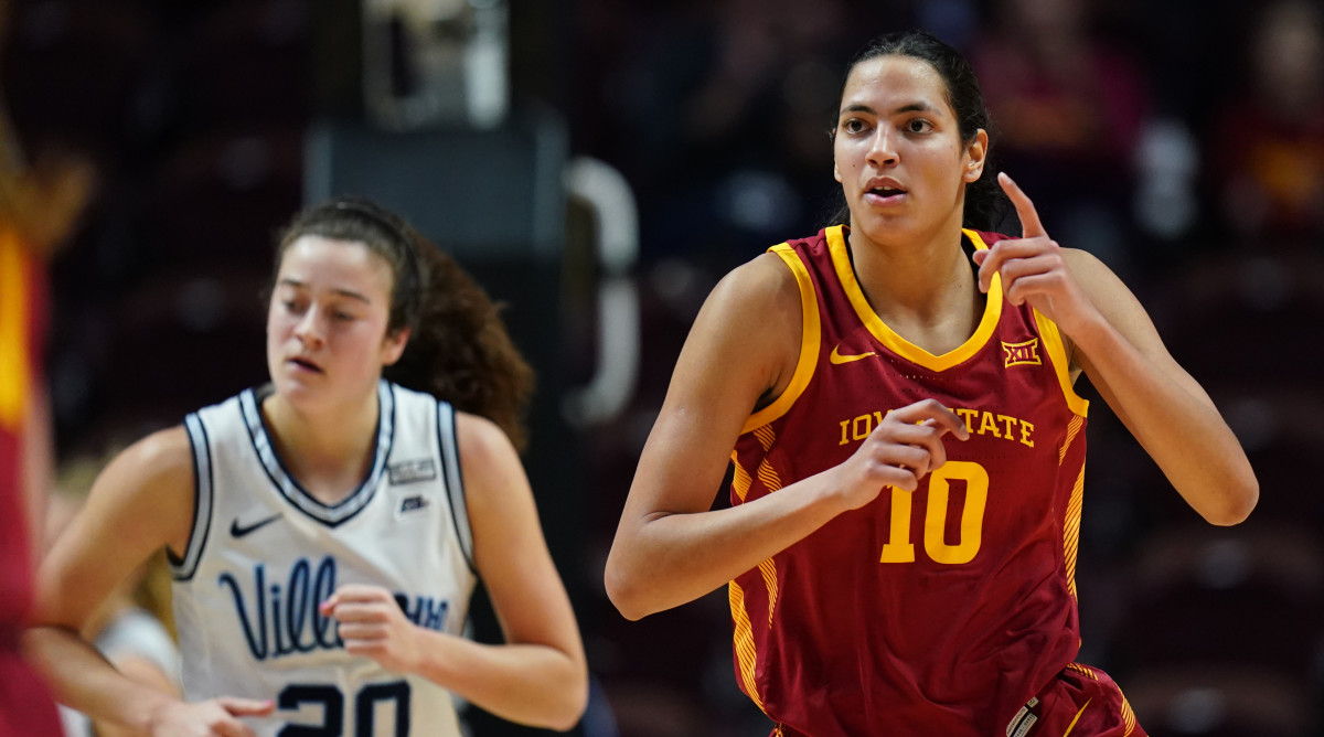 Stephanie Soares runs in a red Iowa State jersey with her index finger pointing in the air