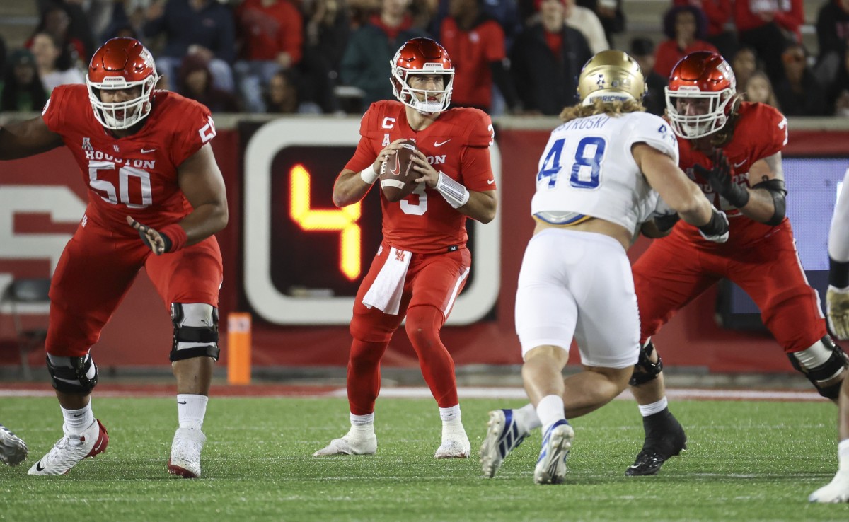Nov 26, 2022; Houston Cougars quarterback Clayton Tune (3) looks for an open receiver against the Tulsa Golden Hurricane. Mandatory Credit: Troy Taormina-USA TODAY Sports