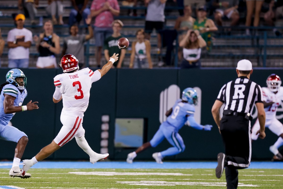Oct 7, 2021; Houston Cougars quarterback Clayton Tune (3) passes for a touchdown against Tulane. Mandatory Credit: Stephen Lew-USA TODAY Sports