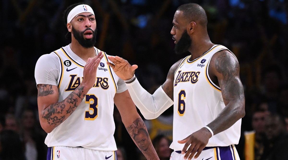 Anthony Davis, LeBron James shake hands after Lakers score.