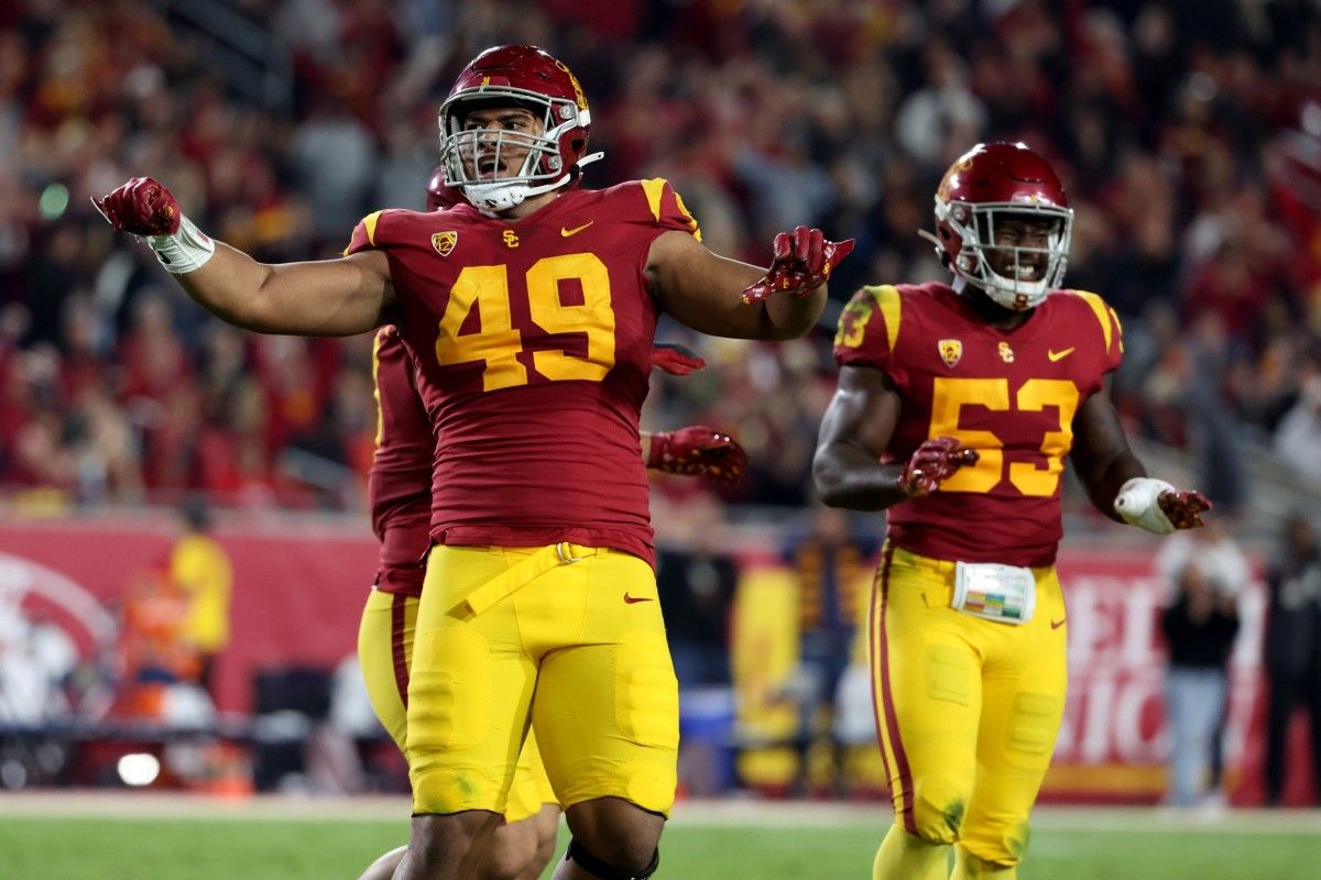 USC Trojans defensive lineman Tuli Tuipulotu