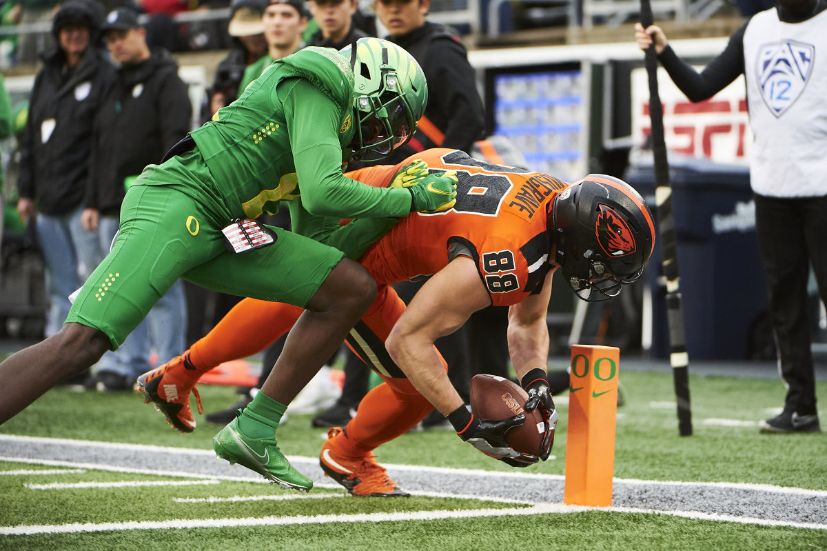 Oregon State tight end Luke Musgrave reaches for the pylon against Oregon