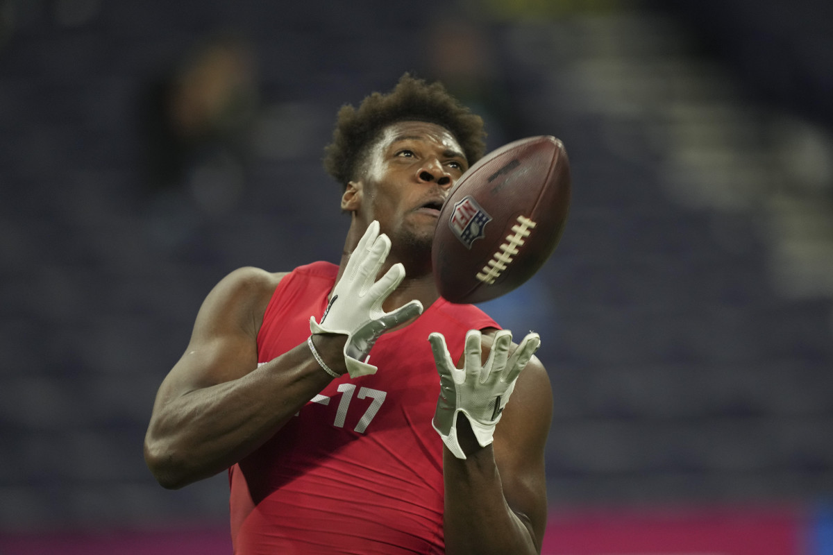 Georgia tight end Darnell Washington pulls in a pass at the NFL Combine