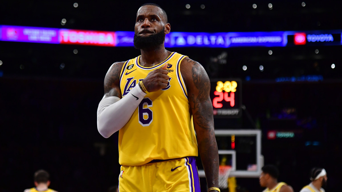 LeBron James pounds his chest during the play-in game against the Timberwolves