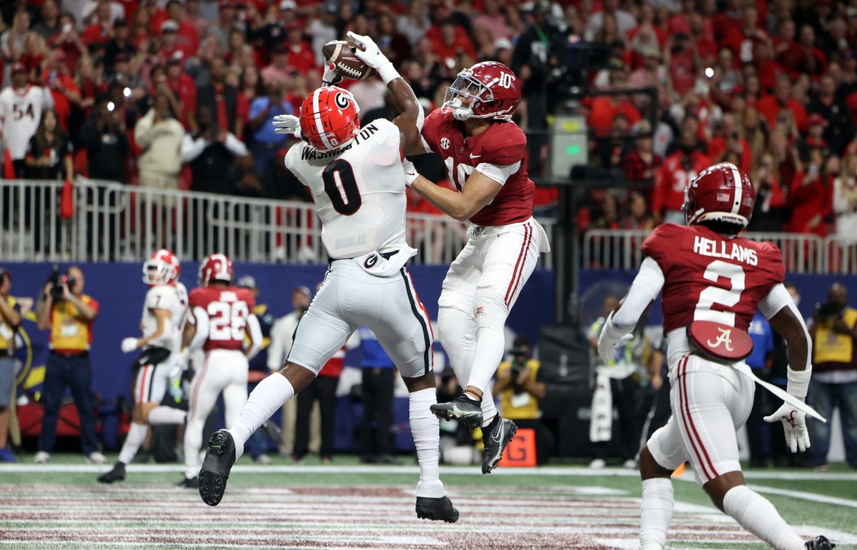 Dec 4, 2021; Georgia Bulldogs tight end Darnell Washington (0) makes a touchdown reception over Alabama Crimson Tide linebacker Henry To'oTo'o (10) in the SEC championship. Mandatory Credit: Jason Getz-USA TODAY
