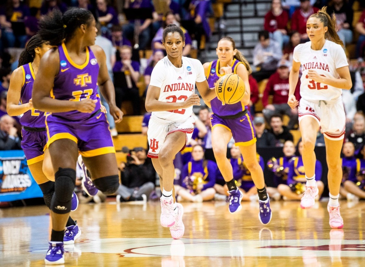 Indiana's Chloe Moore-McNeil (22) brings the ball up the floor during the first round of the NCAA women's tournament at Simon Skjodt Assembly Hall on Saturday, March 18, 2023.