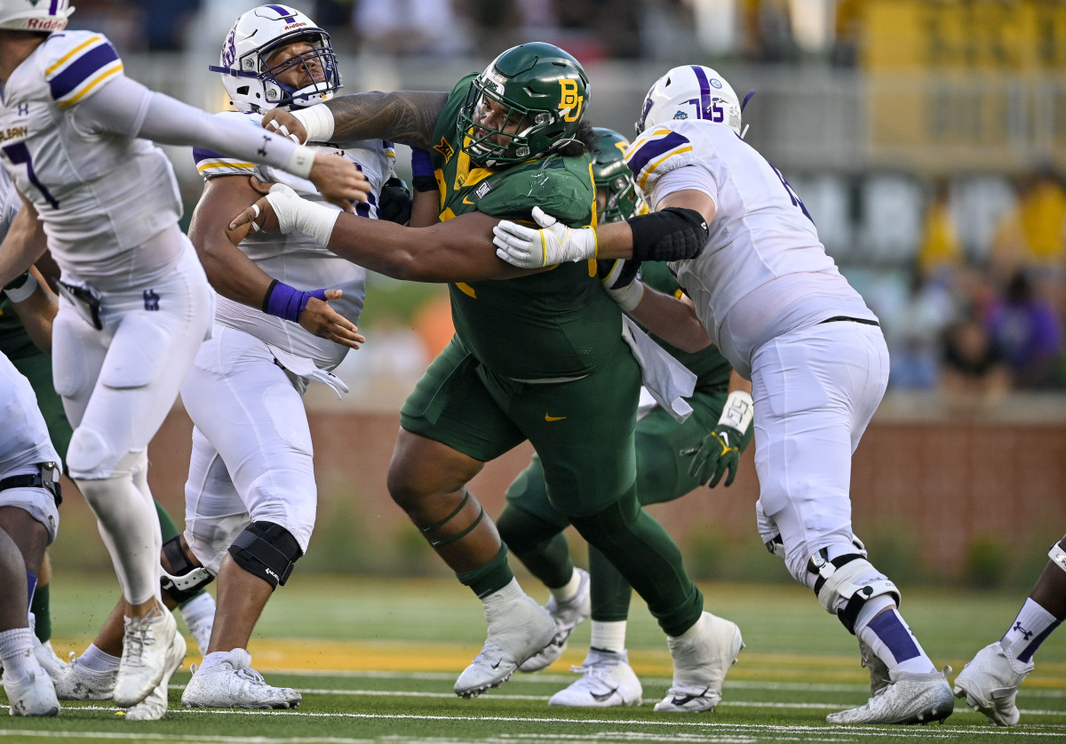 Baylor Bears defensive lineman Siaki Ika (62) in action during the game between the Baylor Bears and the Albany Great Danes at McLane Stadium.