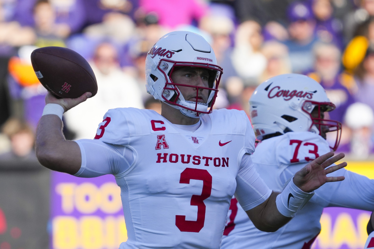 Houston Cougars quarterback Clayton Tune (3) throws the ball against the East Carolina Pirates during the first half at Dowdy-Ficklen Stadium.