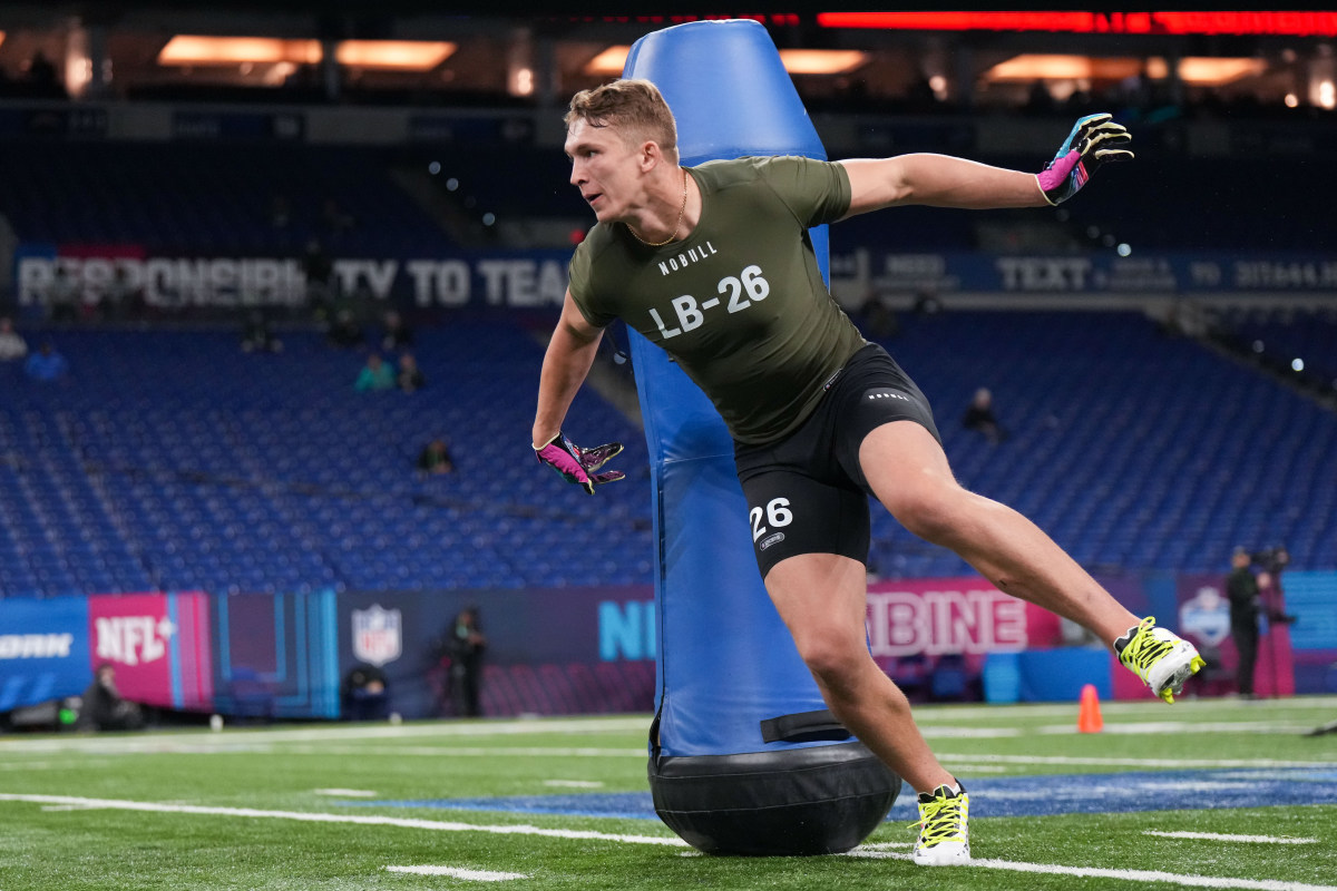 Mar 2, 2023; Indianapolis, IN, USA; Arkansas linebacker Drew Sanders (LB26) participates in drills during the NFL Combine at Lucas Oil Stadium.