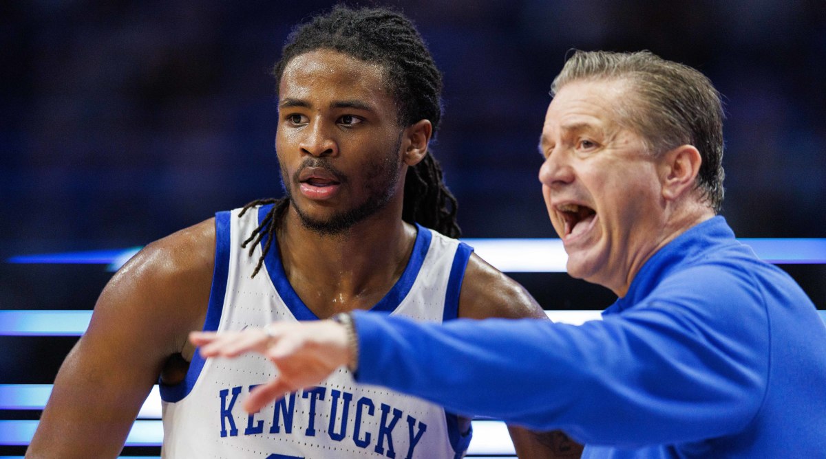 Kentucky coach John Calipari gives instructions on sideline to Cason Wallace