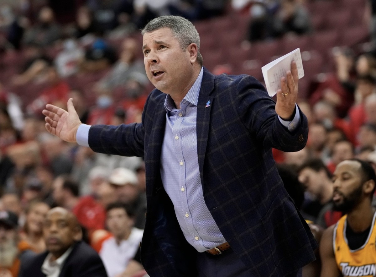 Utah Valley's Mark Madsen, a former Stanford star, agrees to coach at