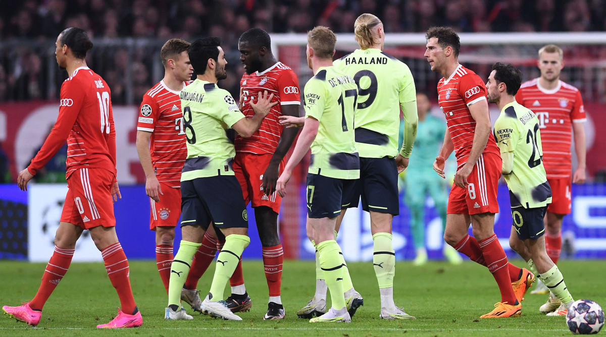 Bayern and Man City players arguing.