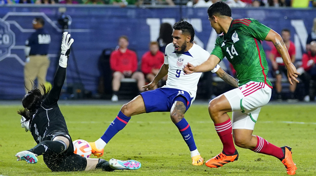 United States' Jesus Ferreira scores a goal as Mexico's goal keeper Carlos Acevedo and Victor Guzman.