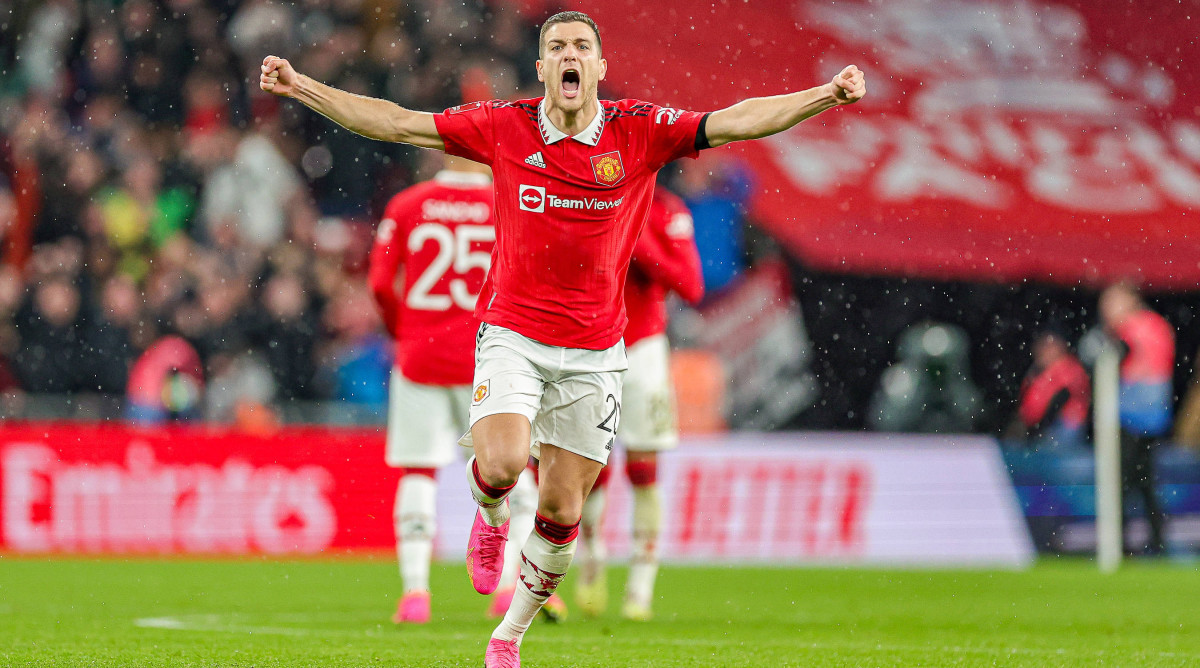 Man United celebrates a penalty kick.