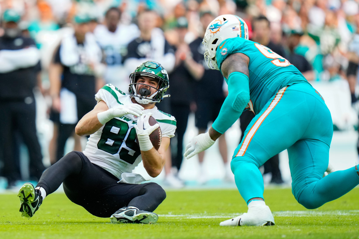 Jets' tight end Jeremy Ruckert makes a catch in Miami