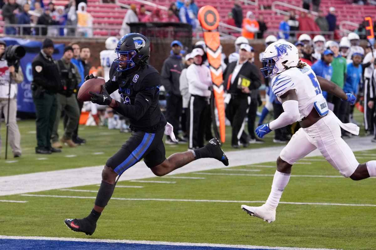 Nov 26, 2022; Dallas, Texas, USA; Southern Methodist Mustangs wide receiver Rashee Rice (11) catches a touchdown pass against the Memphis Tigers during the second half at Gerald J. Ford Stadium. Rice broke the SMU single-season receiving yard record with this catch. Mandatory Credit: Chris Jones-USA TODAY Sports