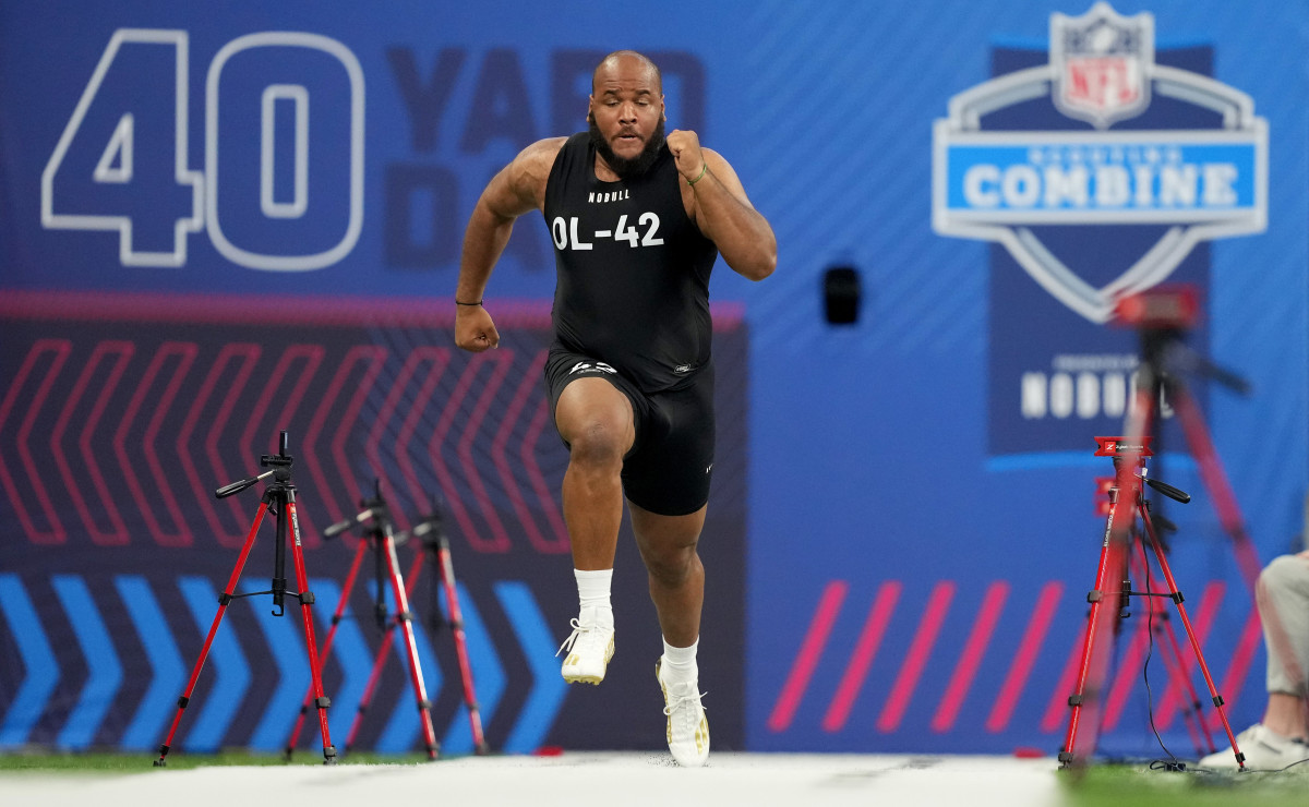 Sidy Sow runs the 40-yard dash at the 2023 NFL Scouting Combine.