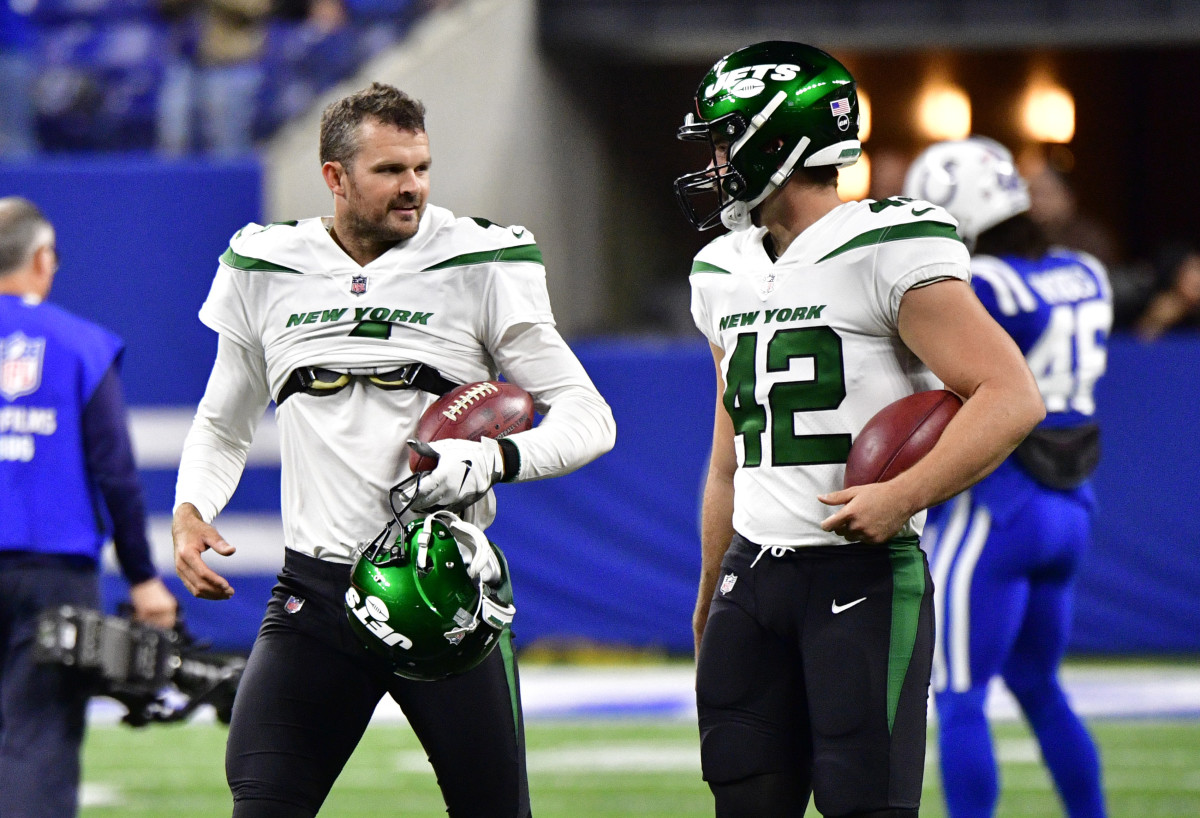 Jets' specialists Thomas Morstead (4) and Thomas Hennessy (42)
