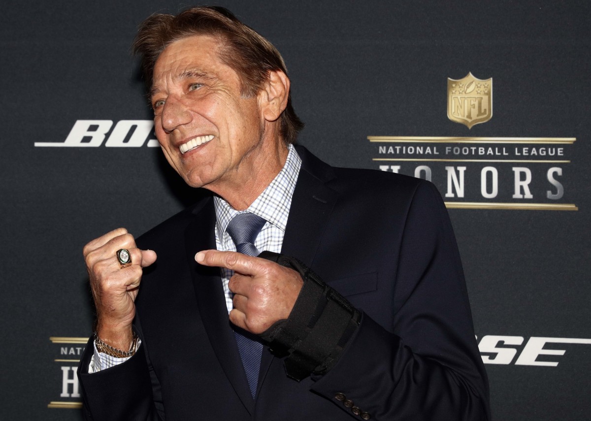 Joe Namath shows off his Super Bowl ring in 2016