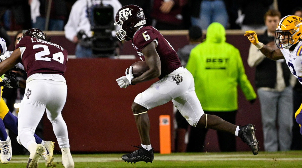 Texas A&M running back Devon Achane running with the ball