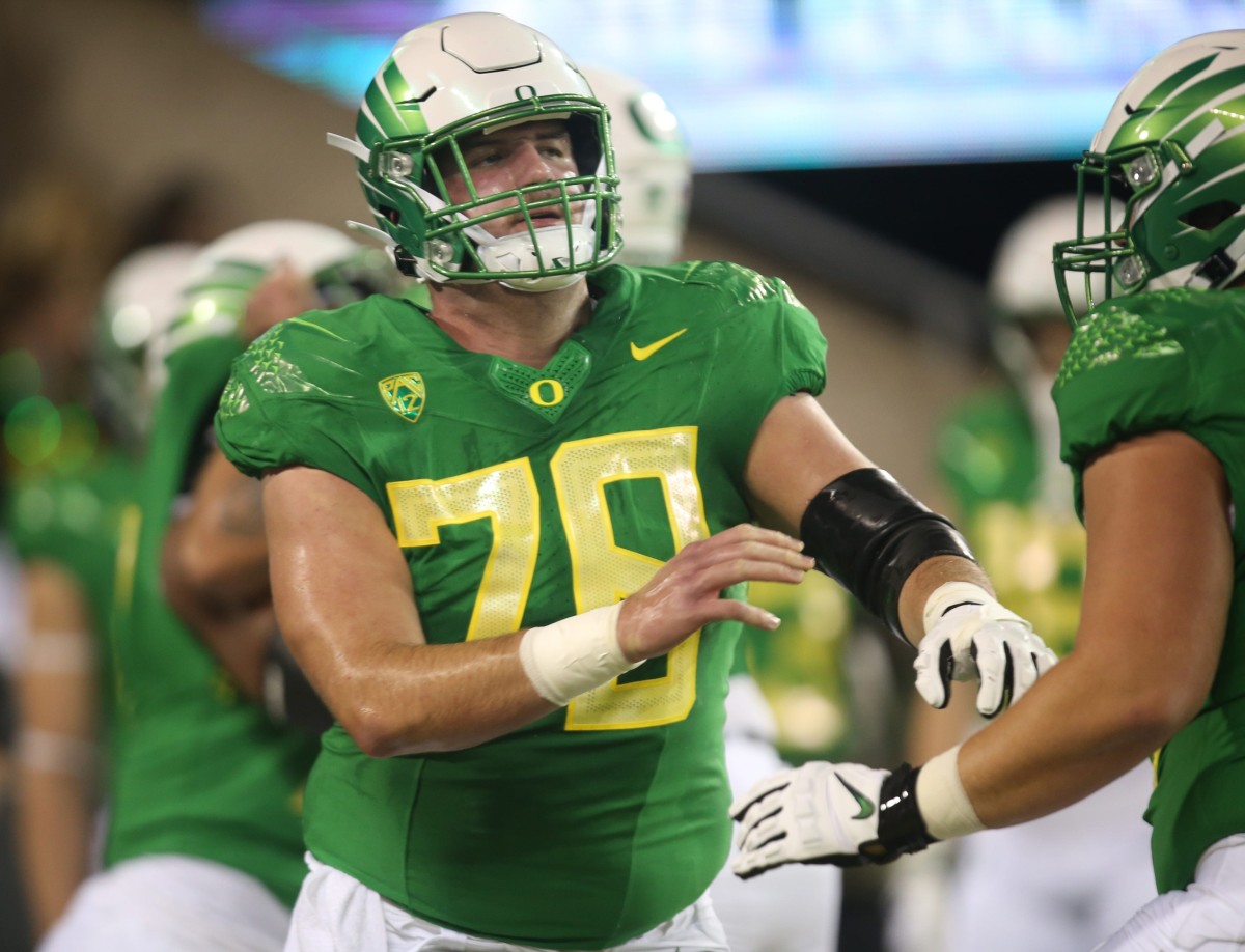 Oregon's Alex Forsyth joins warmups before the game against Washington State
