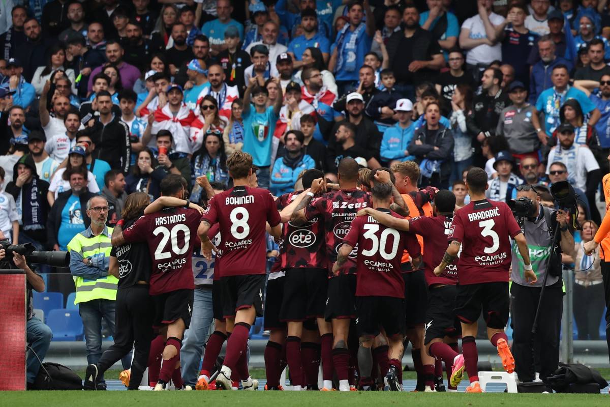 Players from Salernitana pictured celebrating after scoring a late equalizer in a 1-1 draw at Napoli in April 2023