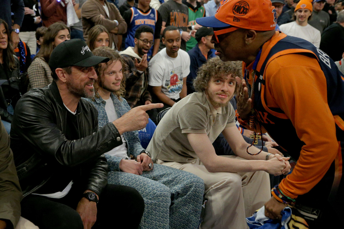 Jets' QB Aaron Rodgers interacts with filmmaker Spike Lee at Madison Square Garden