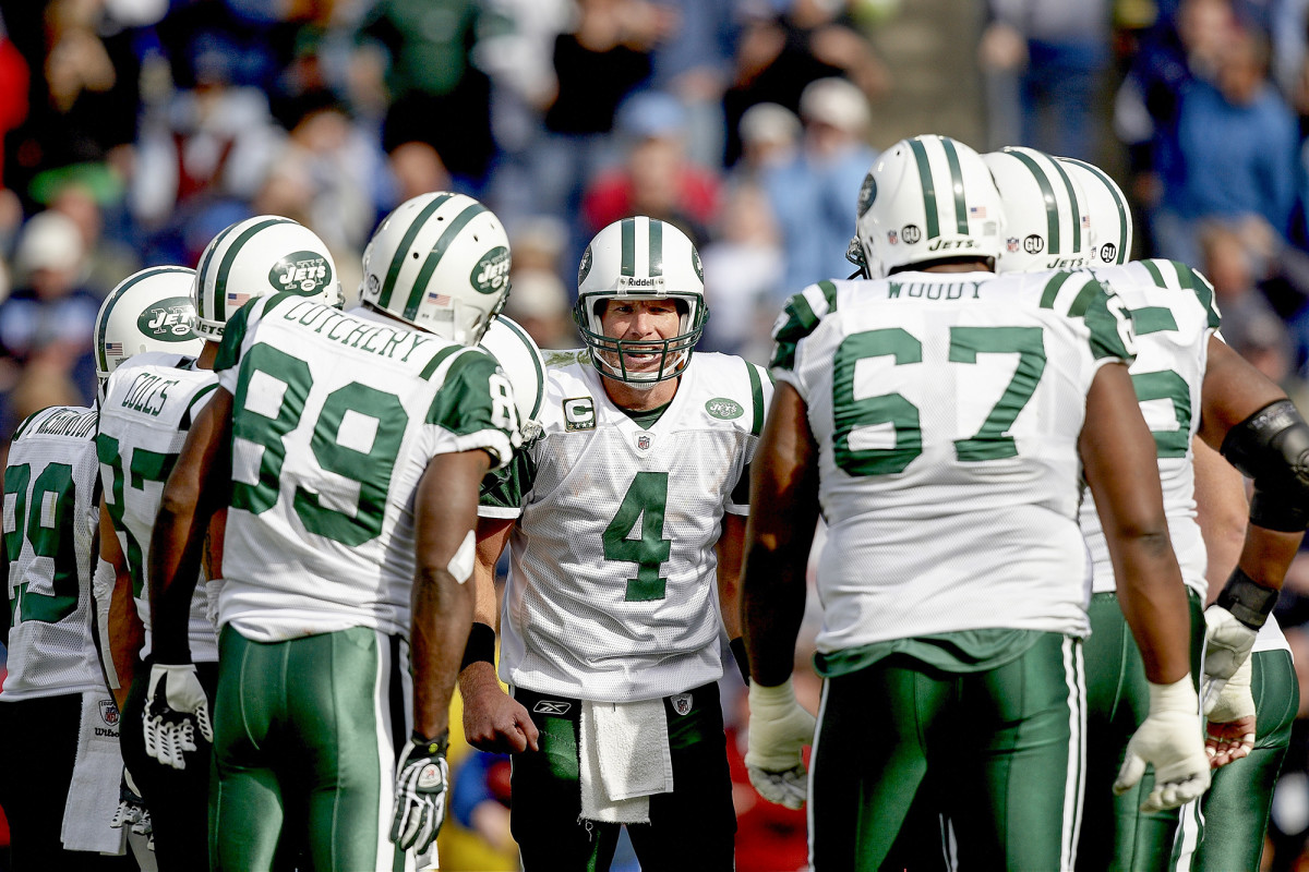 Brett Favre in the huddle for the Jets in 2008