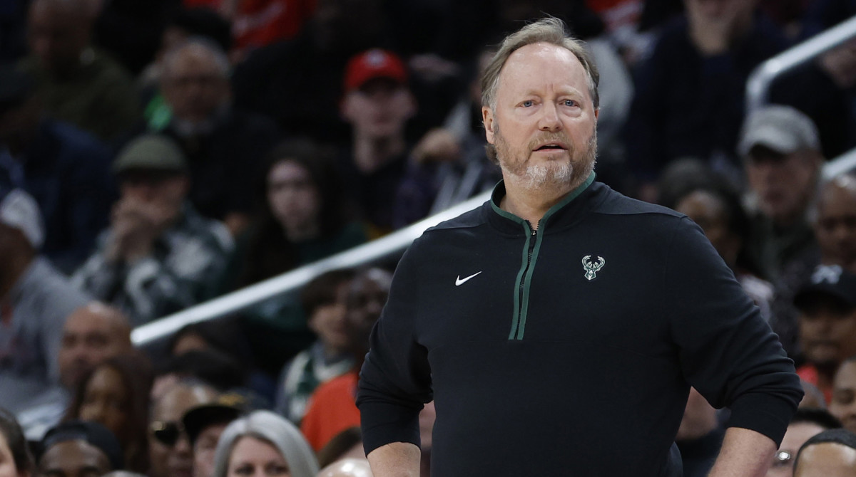 Bucks head coach Mike Budenholzer looks on from the bench against the Wizards.
