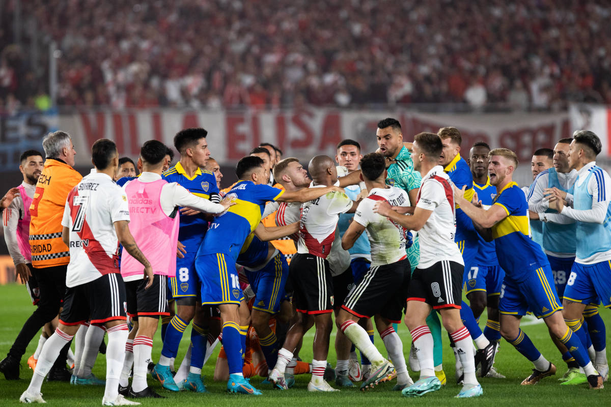 River Plate vs Boca Juniors fight results in six red cards - Futbol on  FanNation