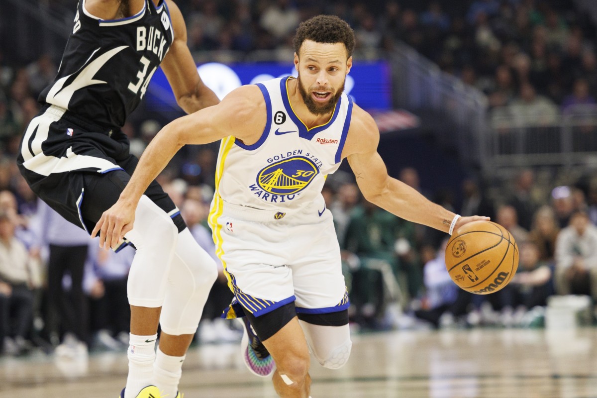 Golden State Warriors guard Stephen Curry (30) drives for the basket around Milwaukee Bucks forward Giannis Antetokounmpo (34)