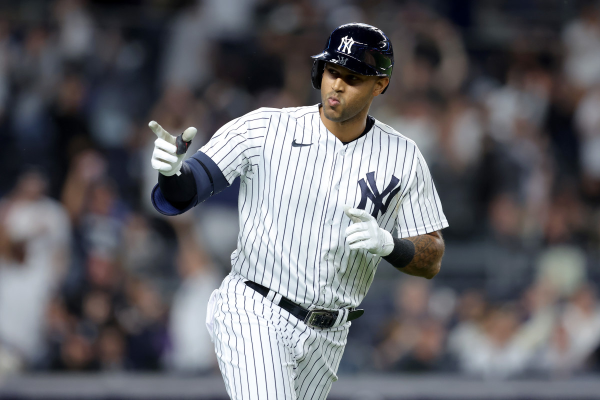 Yankees outfielder Aaron Hicks left Tuesday night's game with a hip injury.