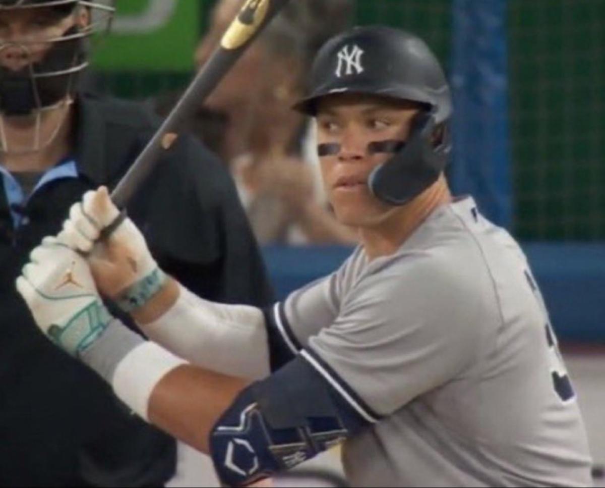 Aaron Judge looking into dugout