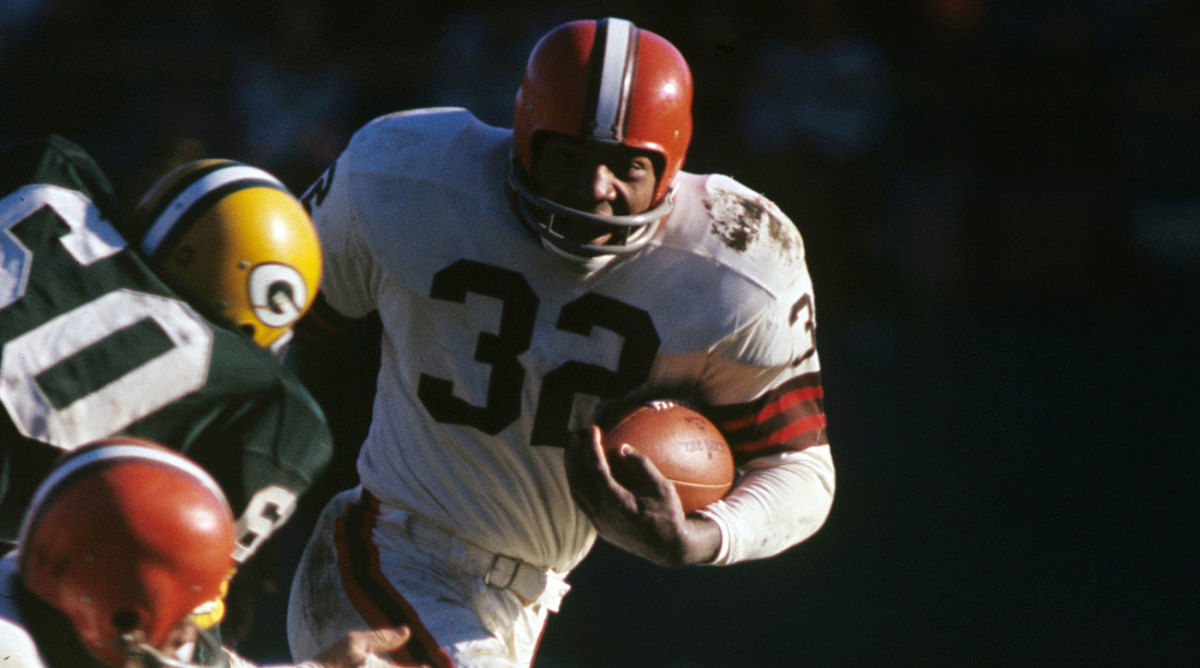 Jim Brown running the ball against the Packers