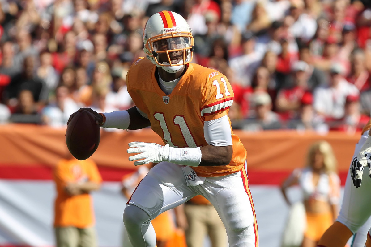 Former Buccaneers Quarterback, NFL Record Holder Signs With AFC