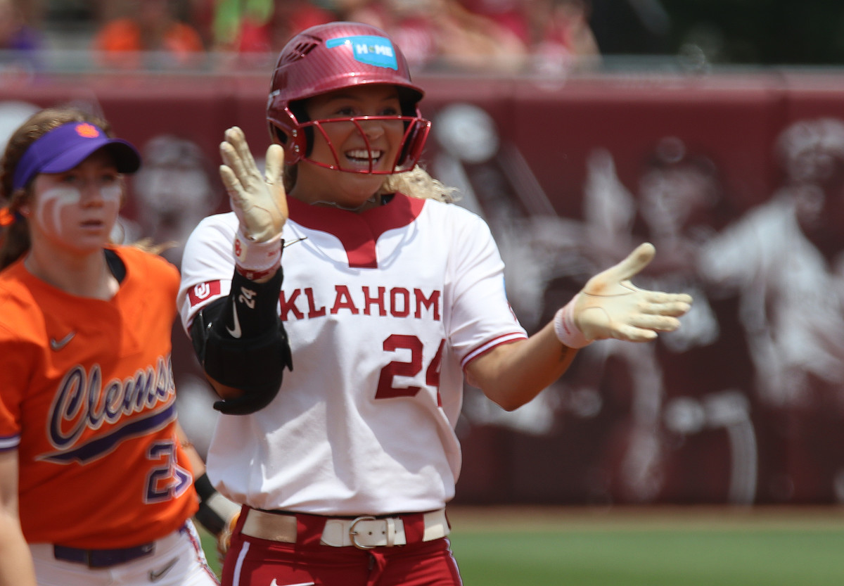 Jayda Coleman finished 2-for-4 at the plate for Oklahoma on Friday. 