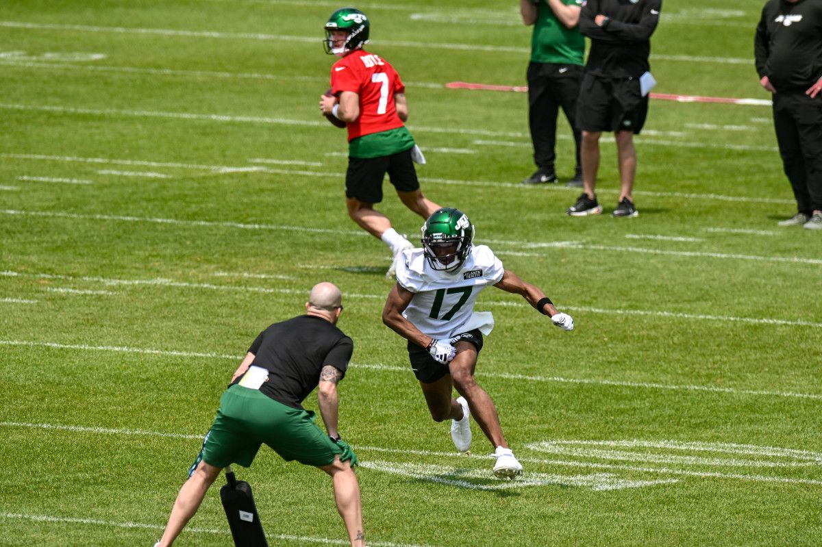 Jets' WR Garrett Wilson runs a route at OTAs