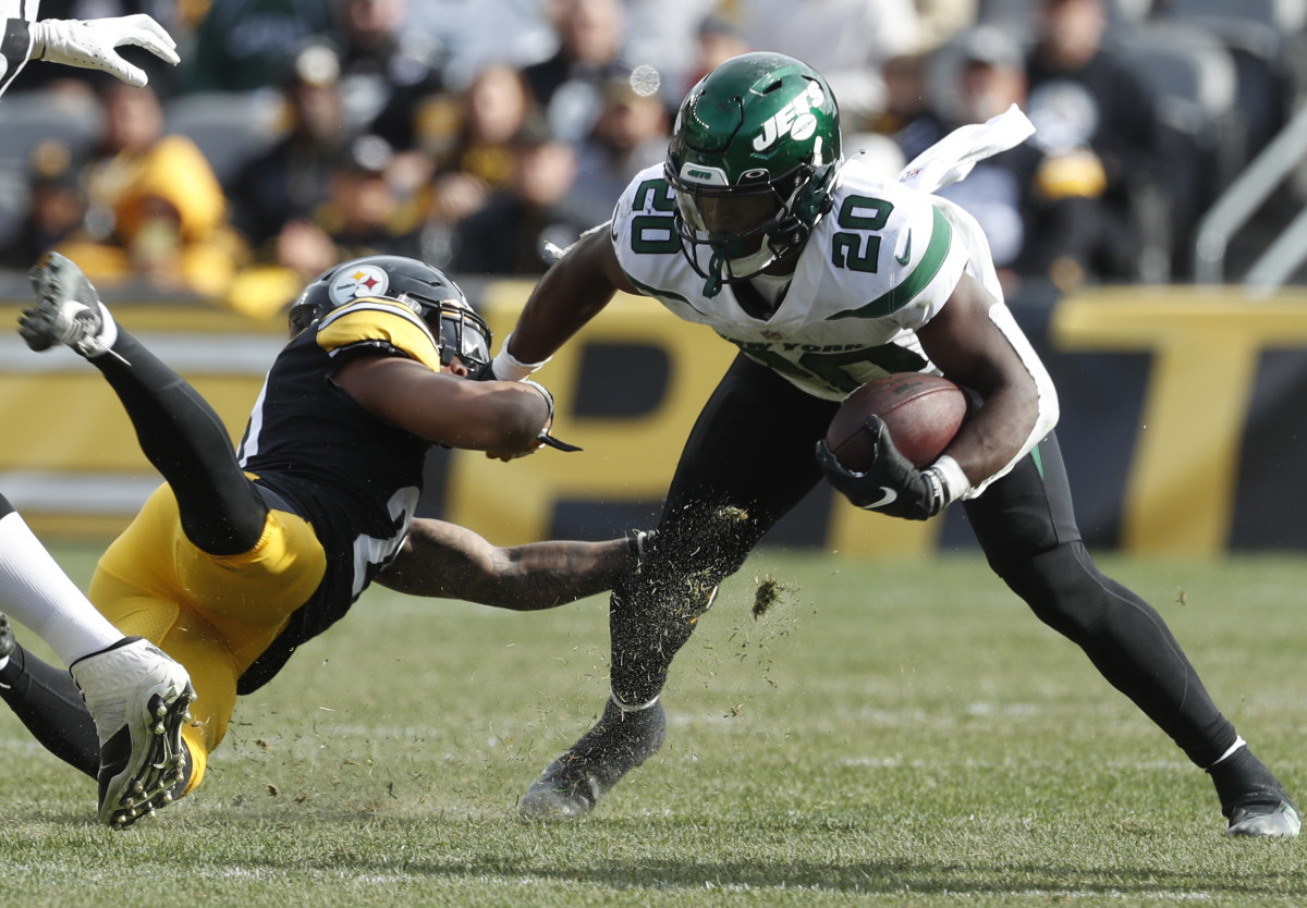 Jets' RB Breece Hall makes a move during a 2022 regular season game in Pittsburgh