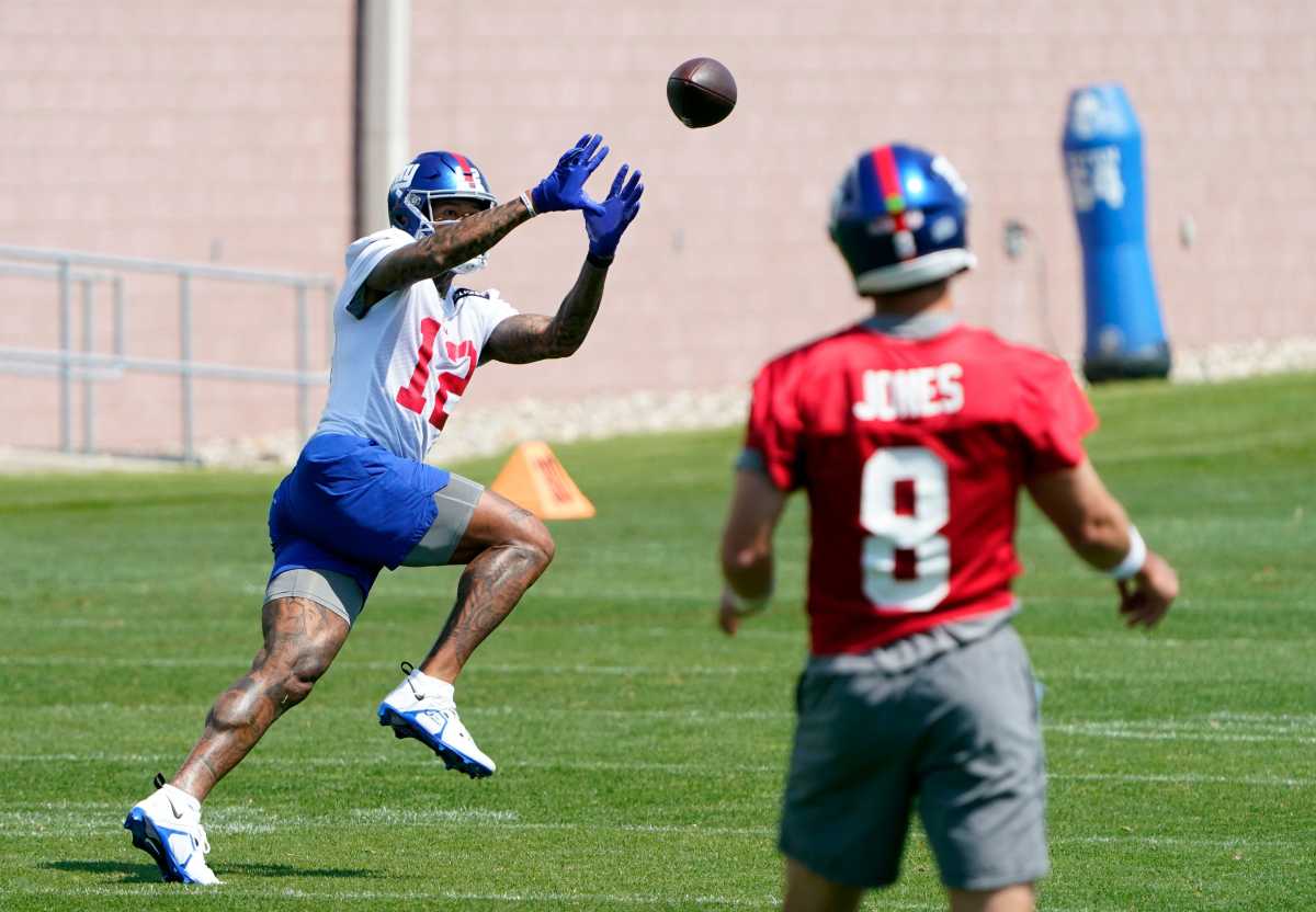 Darren Waller catches the ball as QB Daniel Jones stands in the foreground
