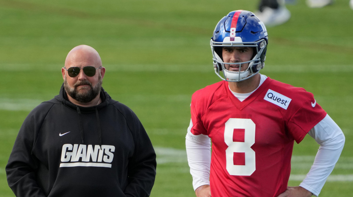 Giants head coach Brian Daboll (left) and quarterback Daniel Jones (8) react during practice.