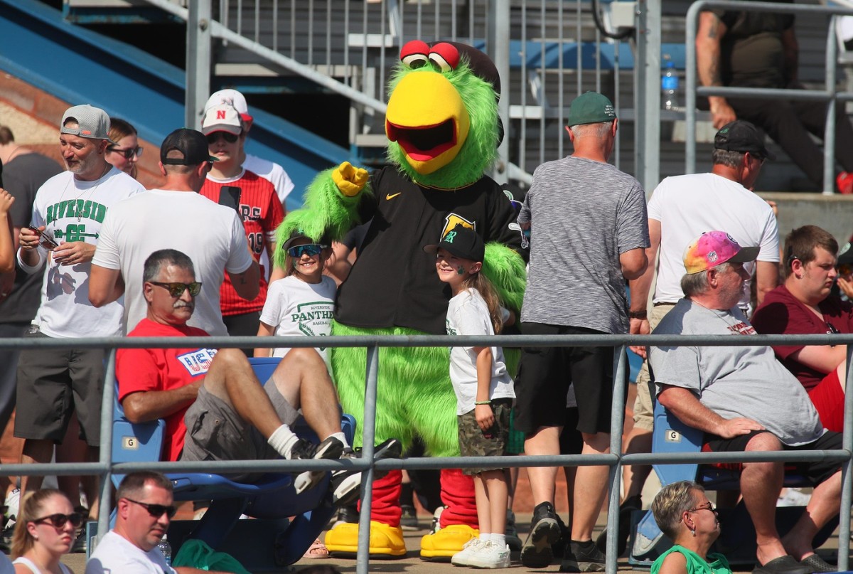 Pittsburgh Pirates Mascot Involved in Hilarious Anthem StandOff with