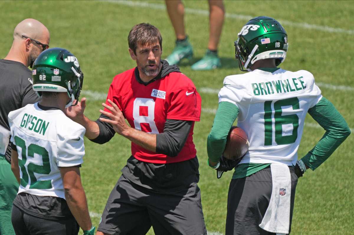 QB Aaron Rodgers (8) works with rookie wide receivers at Jets' OTAs