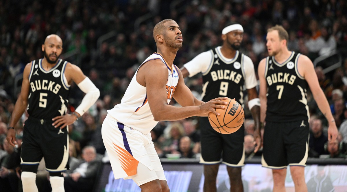 Phoenix Suns guard Chris Paul (3) shoots a free throw against the Milwaukee Bucks