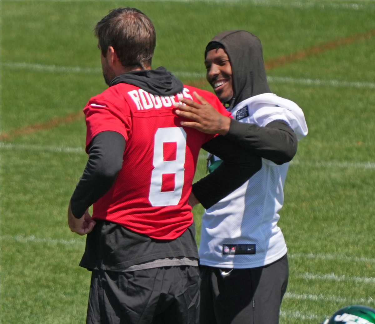 QB Aaron Rodgers and WR Mecole Hardman share a moment at Jets' OTAs on May 31