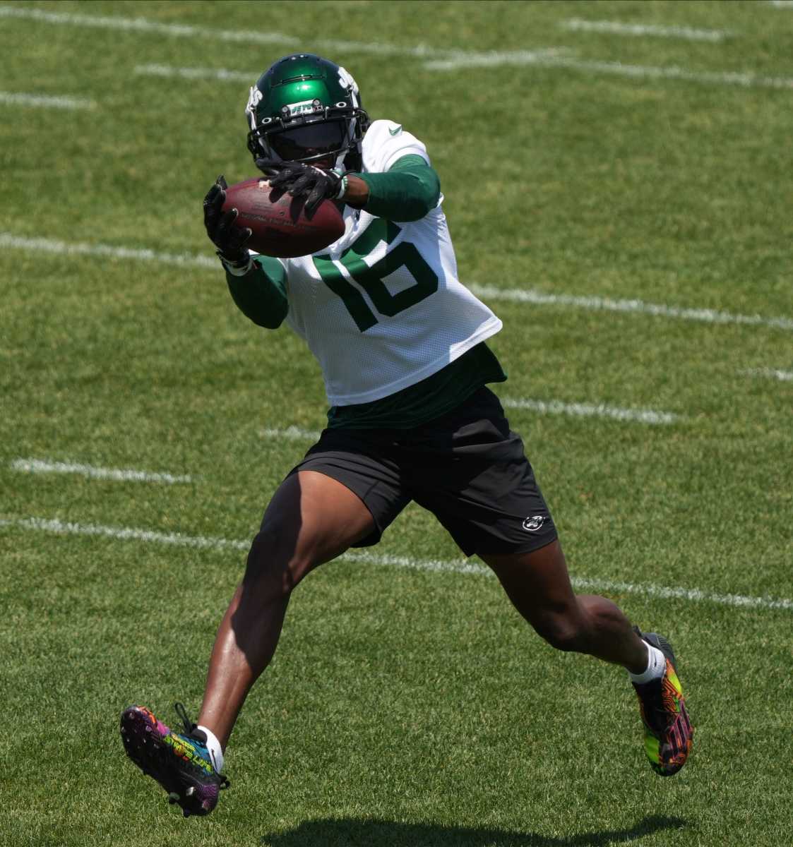 WR Jason Brownlee (16) makes a catch at Jets' OTAs
