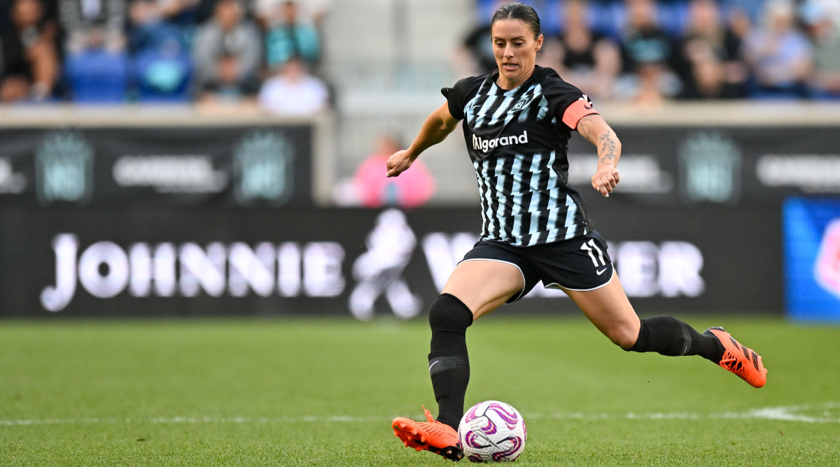 New Jersey/New York Gotham FC defender Ali Krieger kicks the ball during a game against the Orlando Pride.