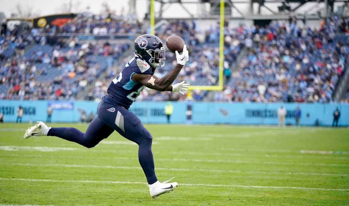 tight end Chigoziem Okonkwo catches the ball with one hand as he runs