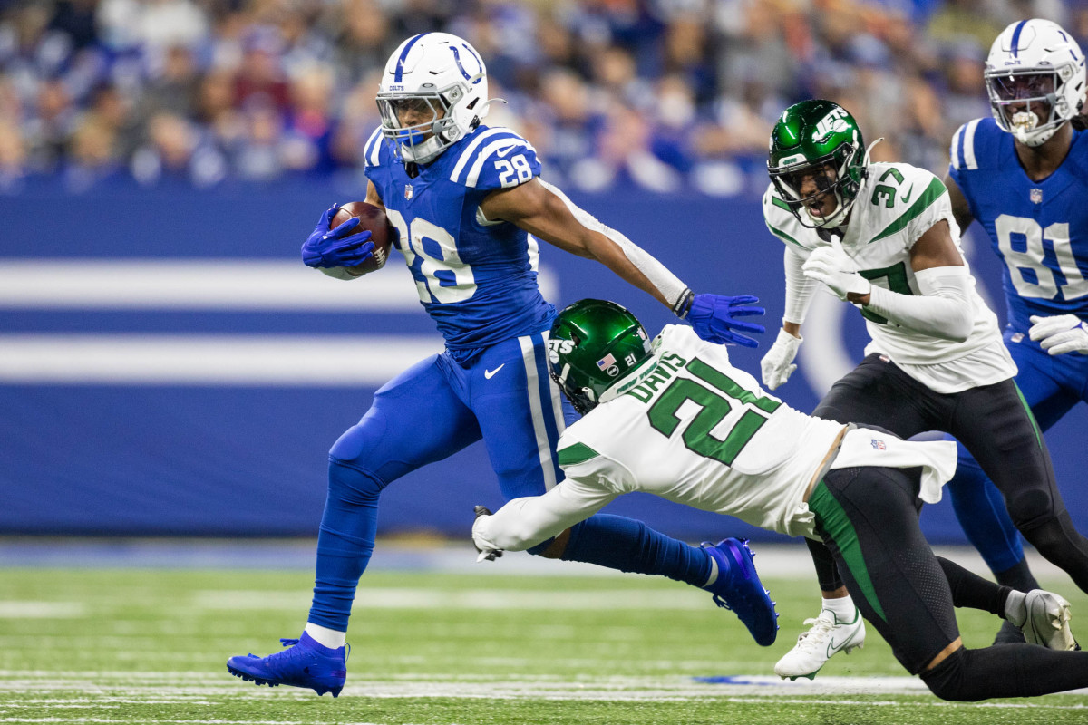 Ashtyn Davis (21) attempts a tackle against the Colts