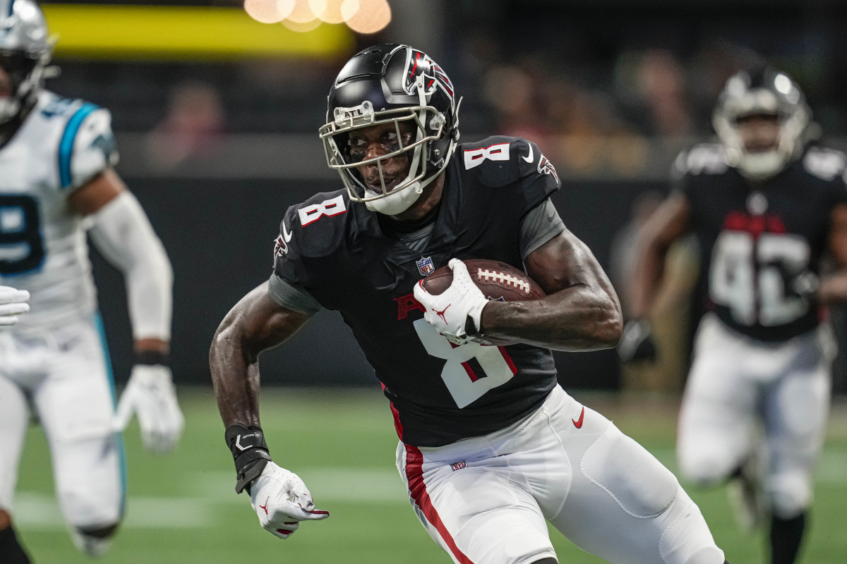 Kyle Pitts runs with the ball under one arm